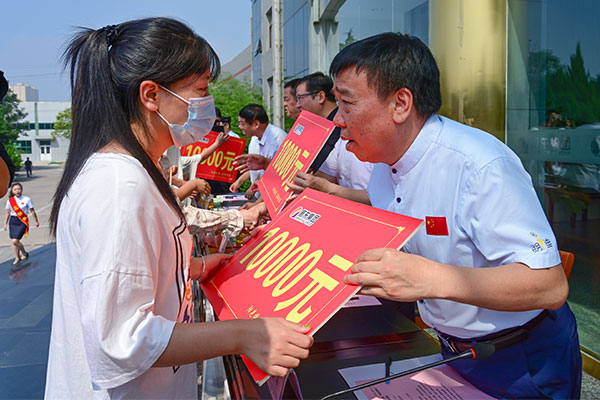 365电子游戏向贫困大学生发助学金 365电子游戏向贫困大学生发助学金