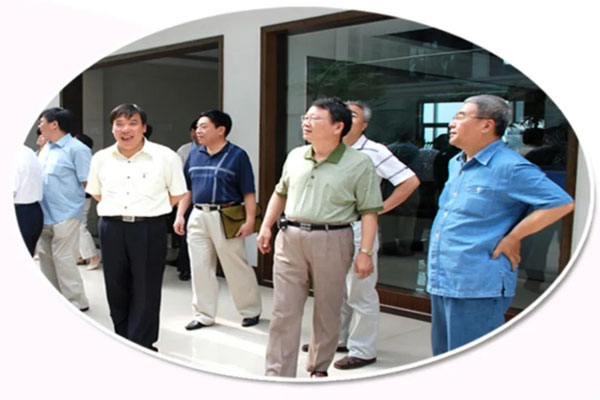 叶祖光教授（右二）在365电子游戏调研指导