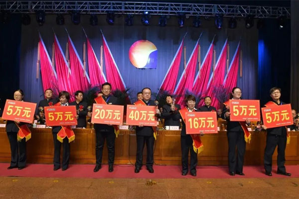 宋艳杰（左四）在365电子游戏年会上被表彰