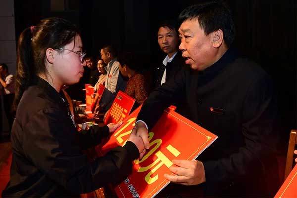 365电子游戏董事长李安平向受助学子发放助学金 365电子游戏董事长李安平向受助学子发放助学金