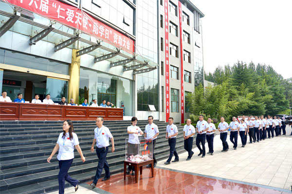 365电子游戏第二十六届“仁爱天使·助学日”资助大会，365电子游戏员工向困难学子捐款