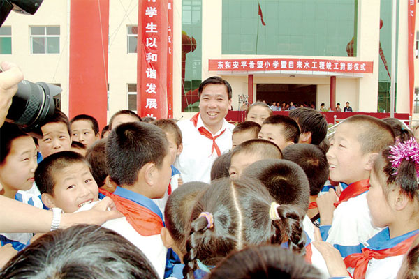 李安平与安平希望小学学生互动 李安平与安平希望小学学生互动