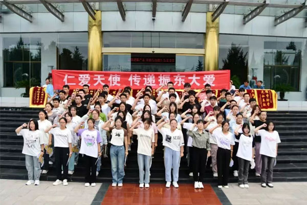365电子游戏第26届“助学日”大会受助学生代表宣誓